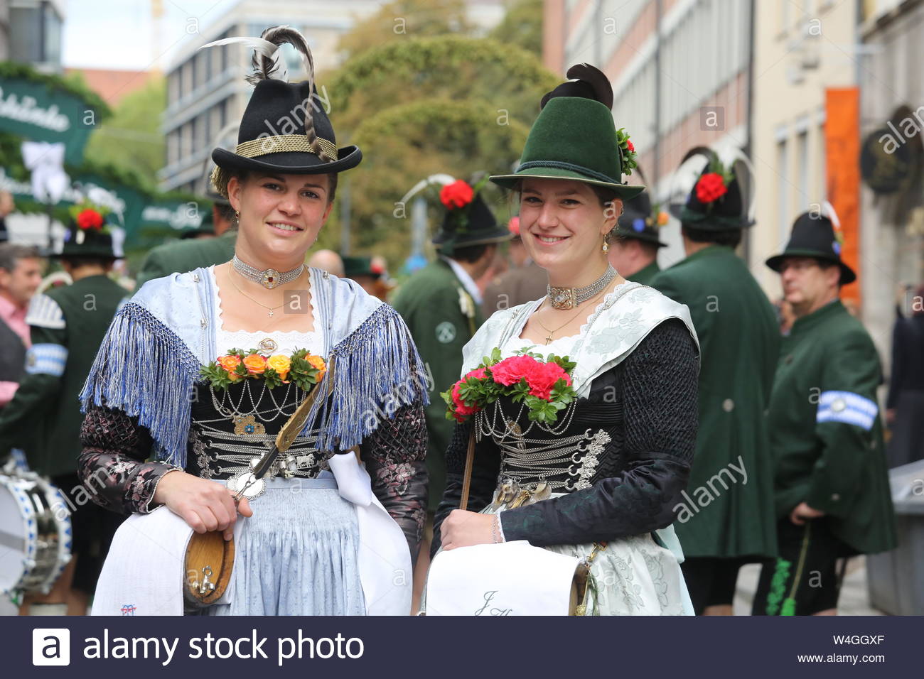 Zwei Damen in der traditionellen Tracht für die Kamera zu Beginn des Oktoberfestes Parade in München darstellen, Deutschland Stockfoto