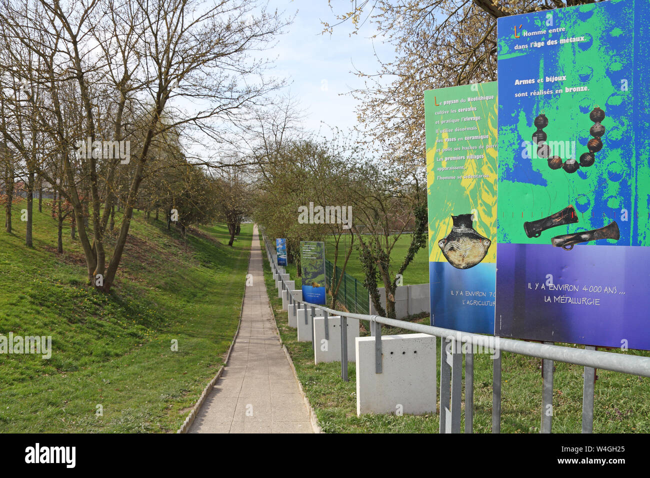 Archäologischer Garten von St. Acheul mit Chronologie, Amiens, Frankreich. Arbeitete Werkzeuge aus Feuerstein wurden in exponierten Kiesen vor etwa 450.000 Jahren entdeckt, die sich in der weltweit anerkannten Typ, acheulian. Stockfoto
