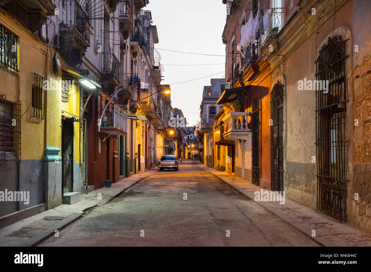 Blick auf die leere Straße im Centro Viejo von Twilight, Havanna, Kuba Stockfoto