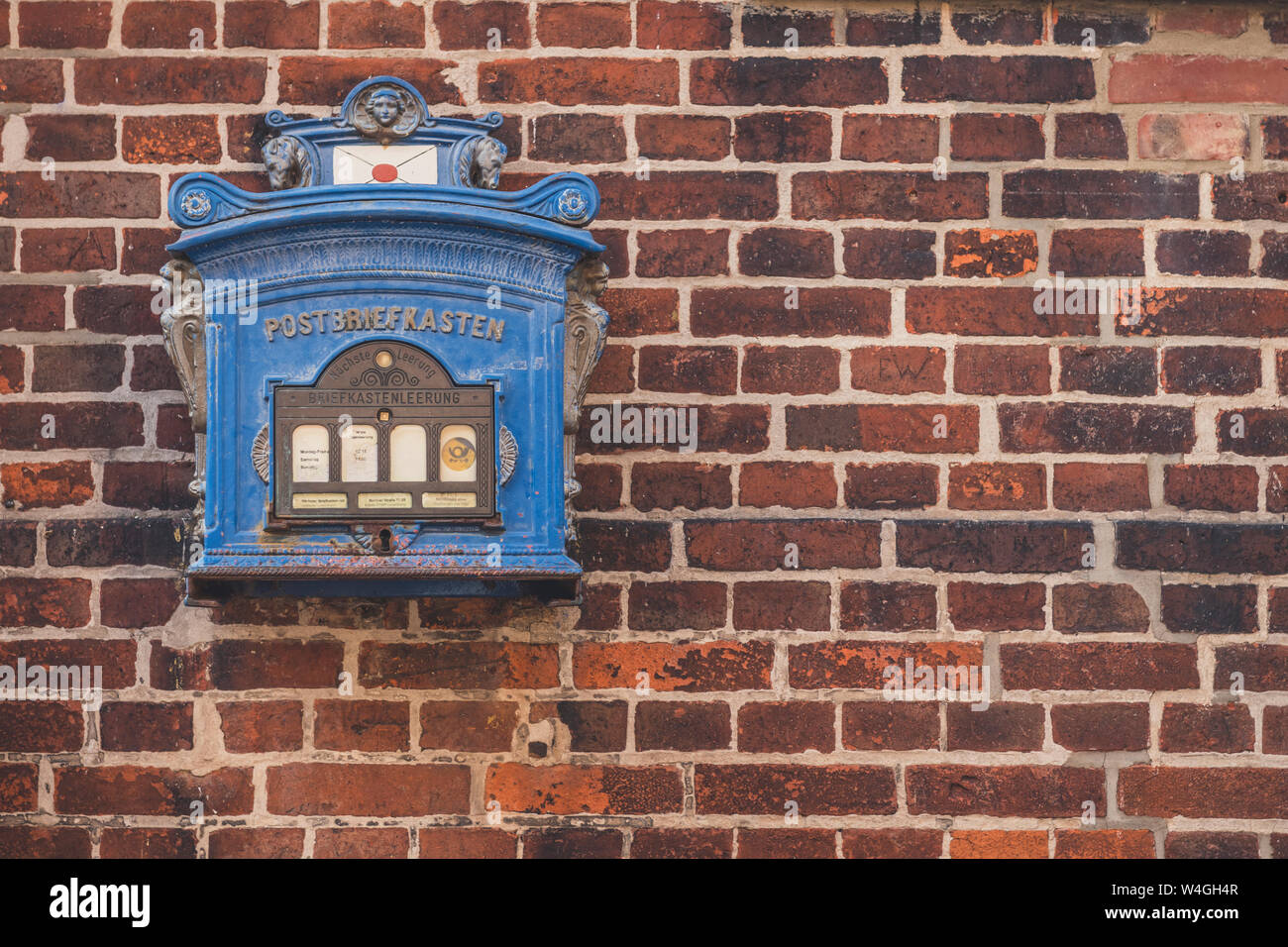 Historische Mailbox an Mauer, Lauenburg, Schleswig-Holstein, Deutschland Stockfoto