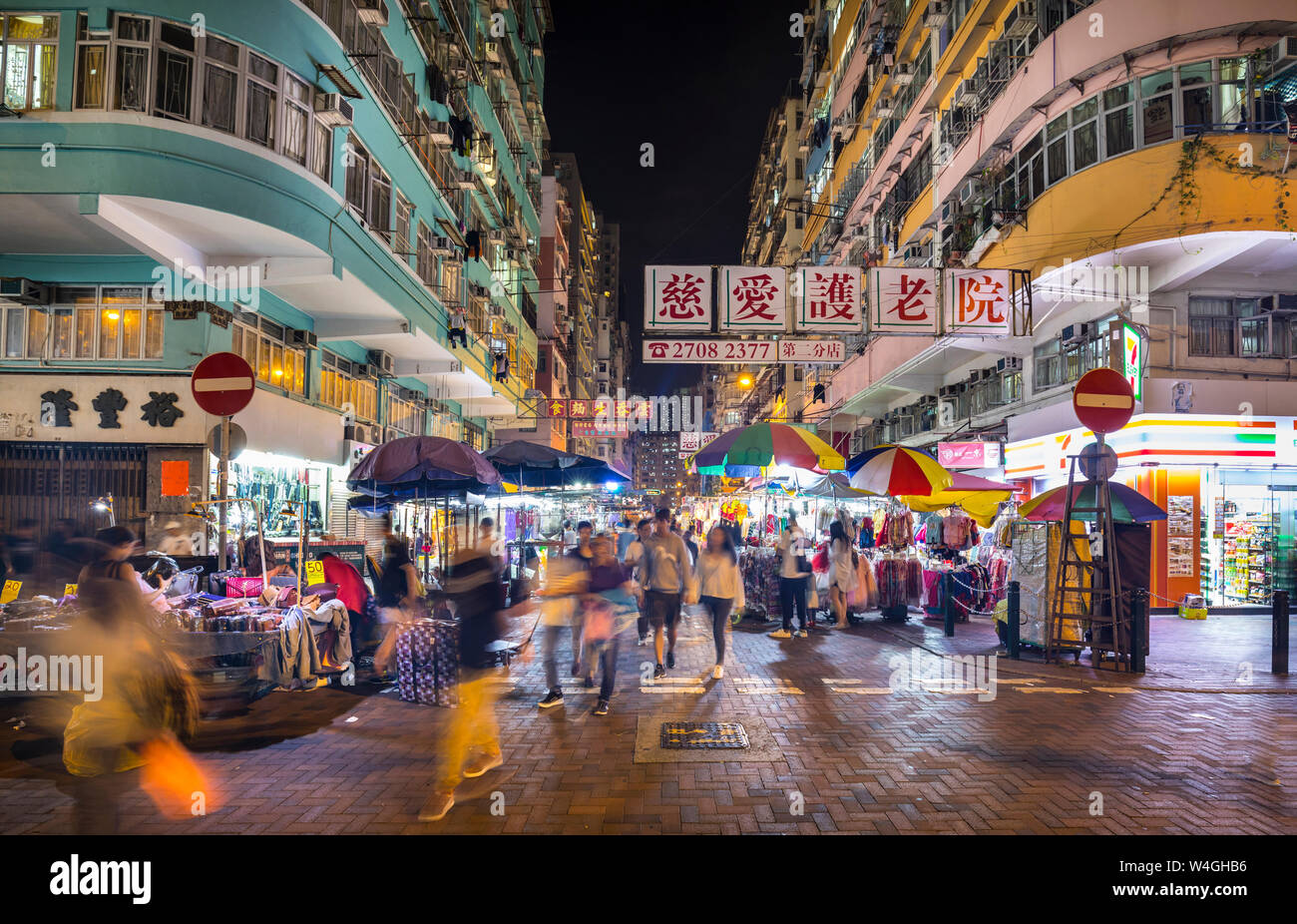 Sham Shui Po Street Market in der Nacht, Hongkong, China Stockfoto
