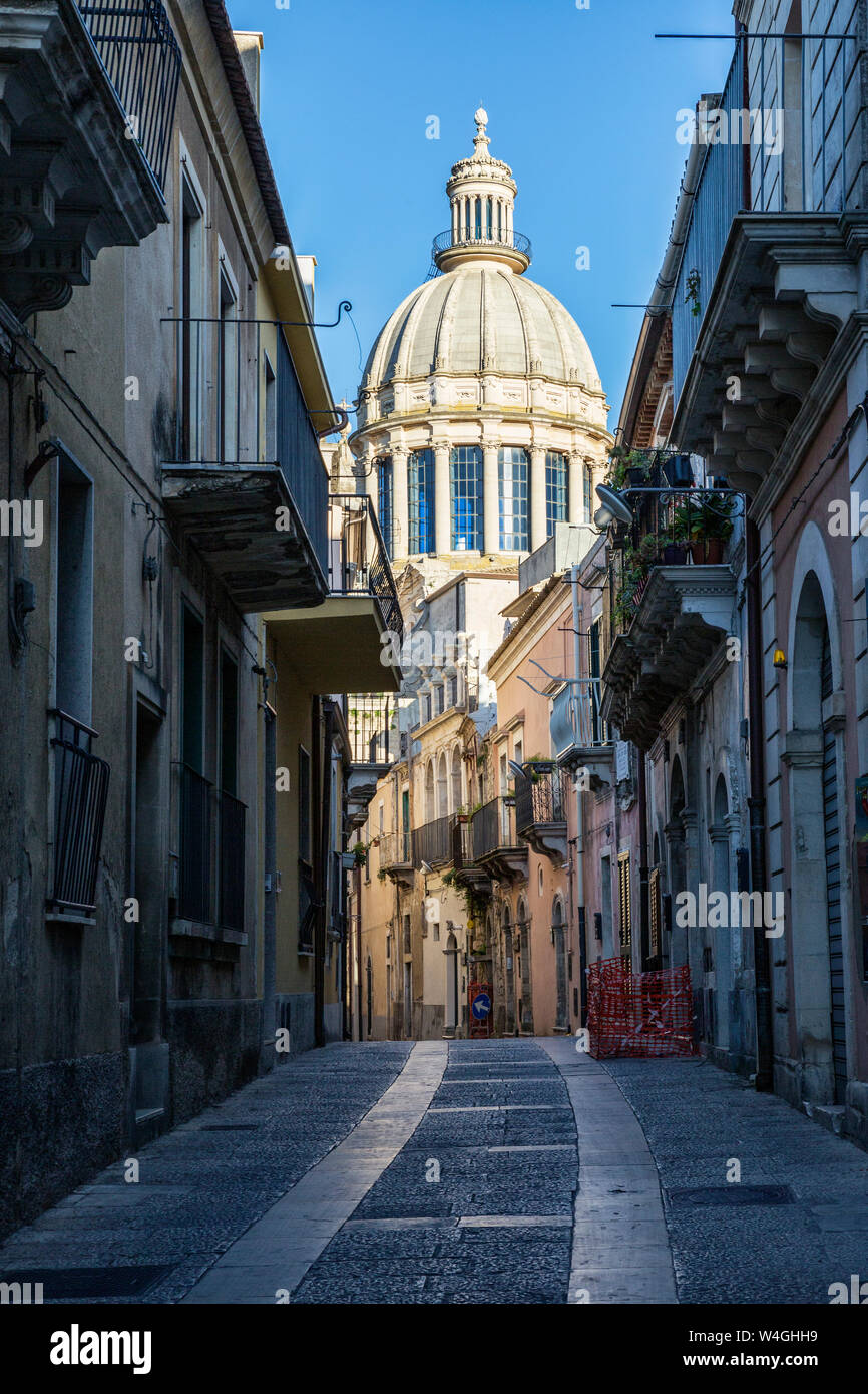 Ansicht aus einer Altstadt gasse zum Duomo di San Giorgio, Ragusa Ibla, Siracusa, Sizilien, Italien Stockfoto