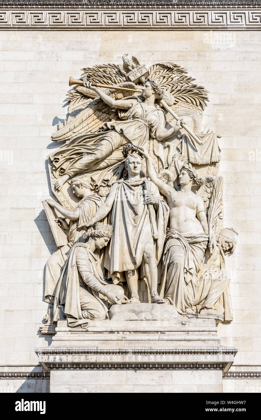 Der Triumph von 1810 ist ein monumentales Hochrelief aus Stein, das Napoleon Bonaparte zeigt und sich an der Südsäule des Triumphbogens in Paris, Frankreich, befindet. Stockfoto