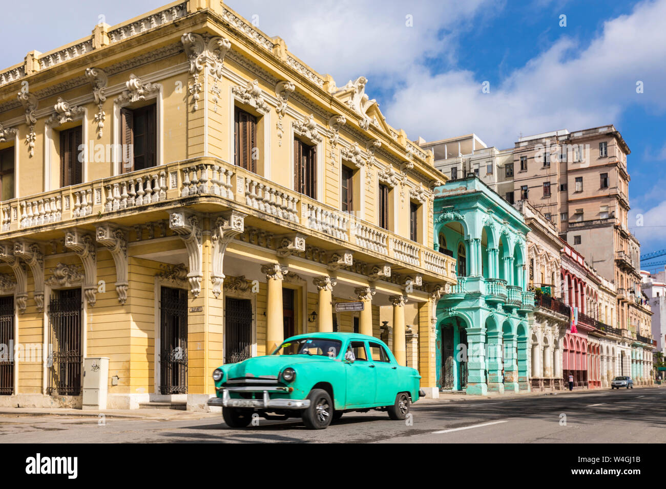 Oldtimer fahren vor der kolonialen Gebäuden, Havanna, Kuba Stockfoto