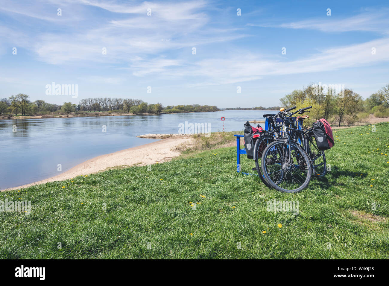 Sitzbank mit Fahrräder an der Elbe, Viehle, Niedersachsen, Deutschland Stockfoto