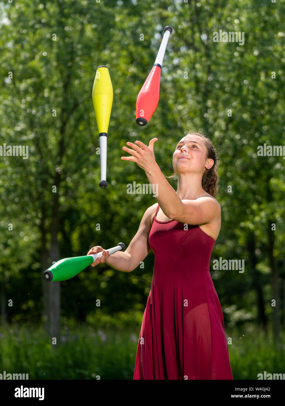 Junge Frau jonglieren Stockfoto