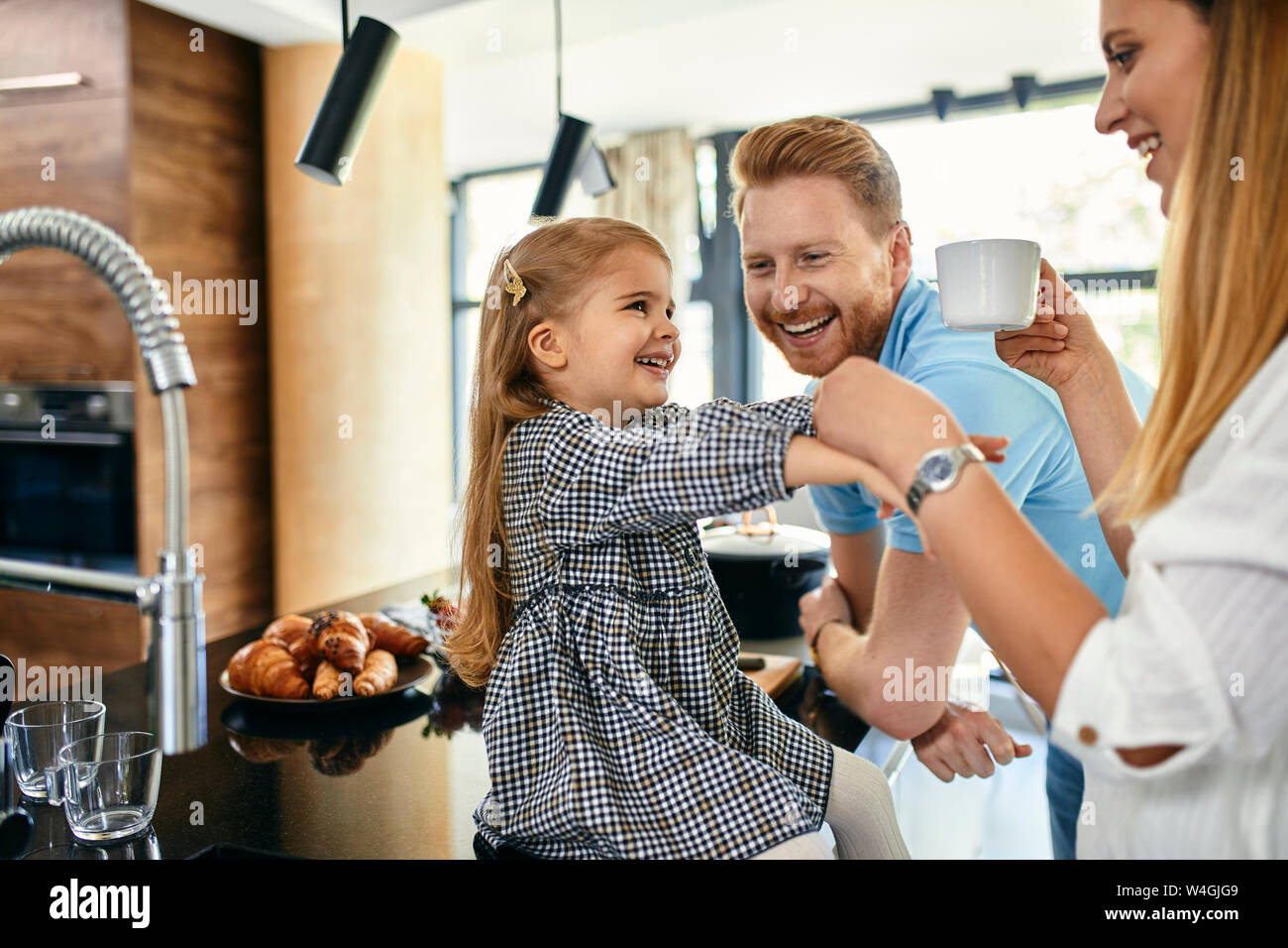 Glückliche Familie mit Spaß in der Küche Stockfoto