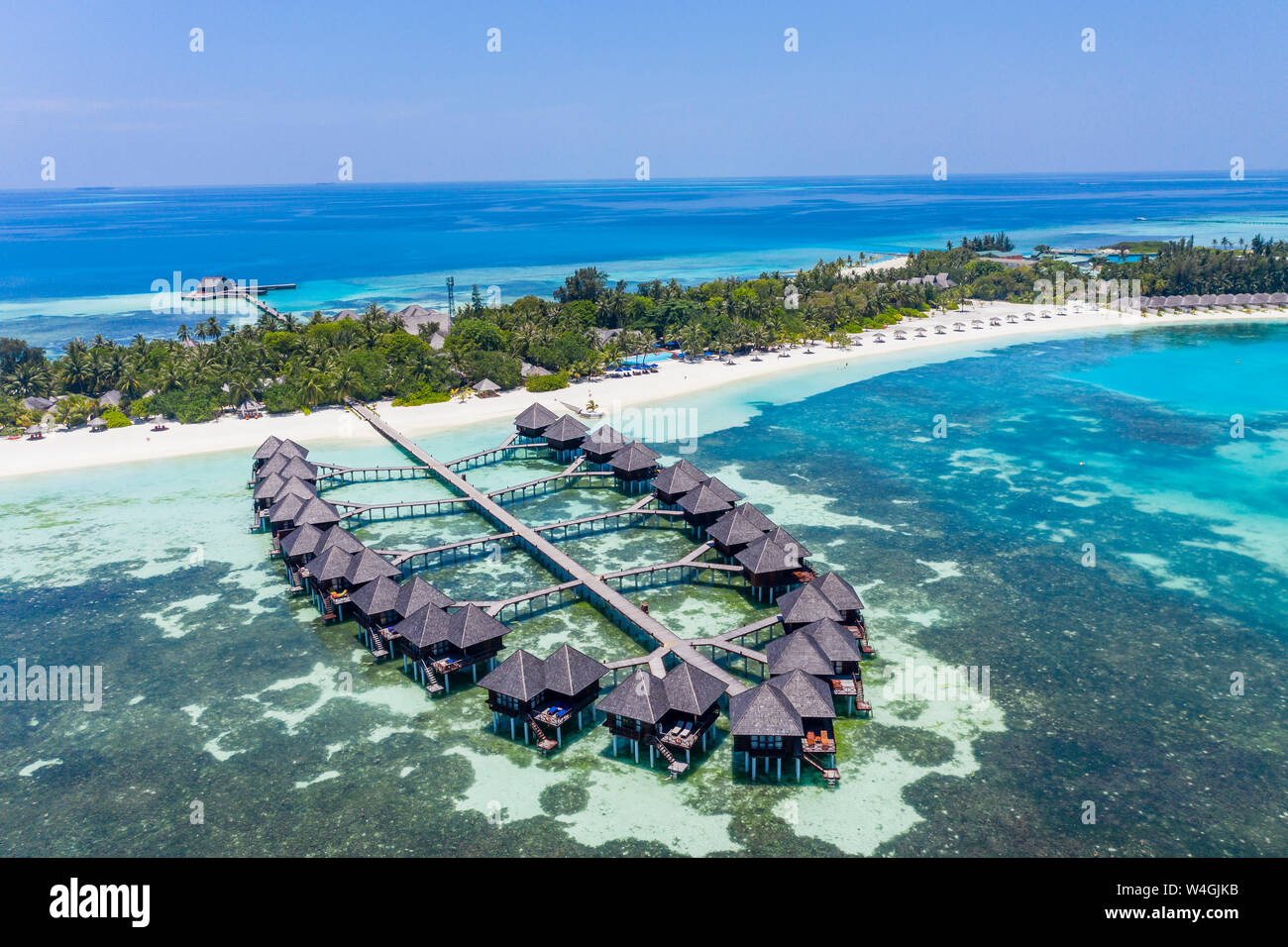 Luftaufnahme über Wasser Bungalows auf Olhuveli, Süd Male Atoll, Malediven Stockfoto