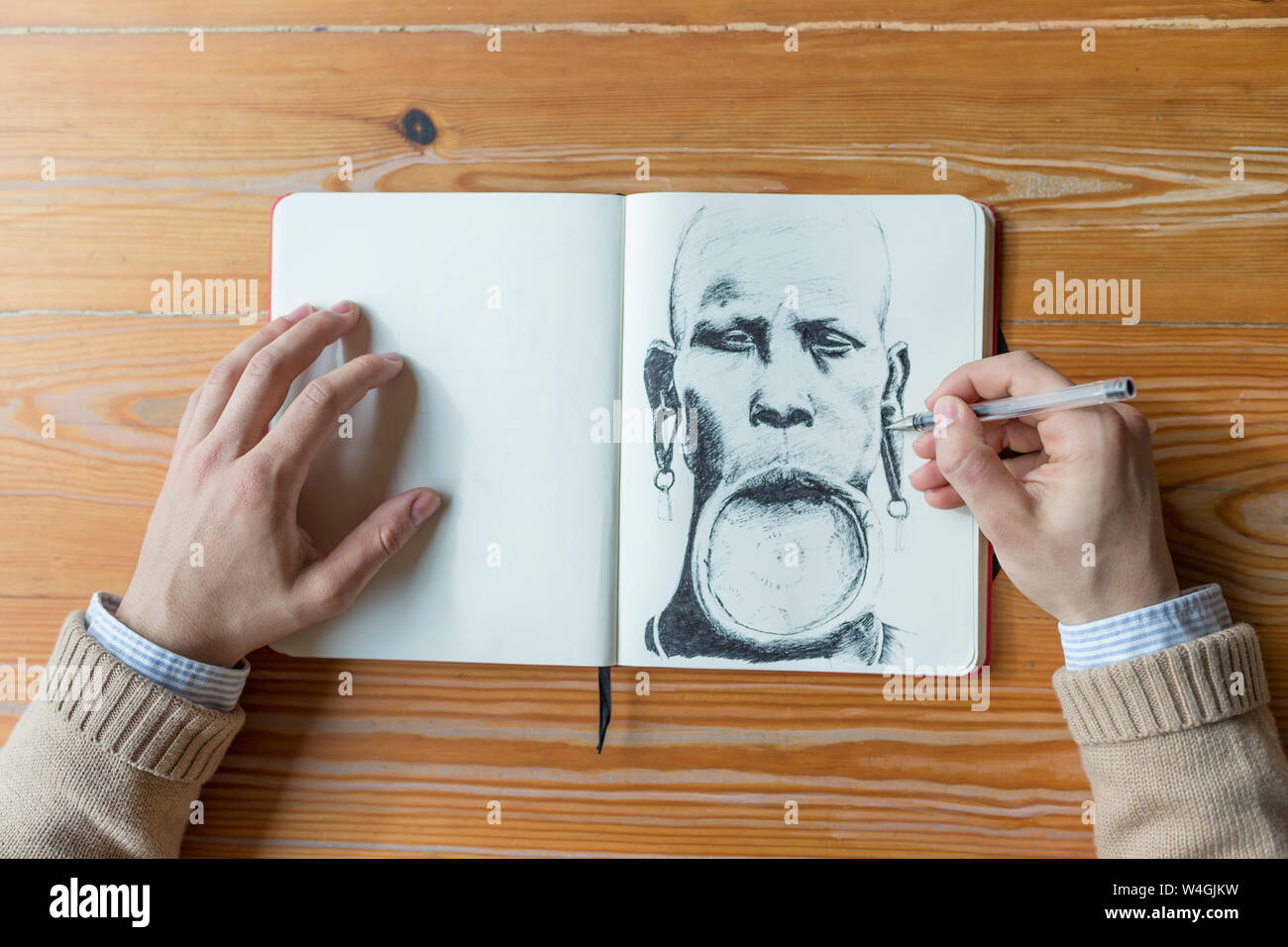 Man Lackieren einer Afrikanischen mit der Lippe Platte Stockfoto