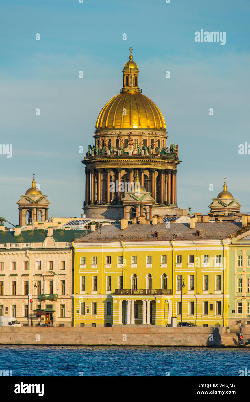 Stadtzentrum von St. Petersburg von der Newa bei Sonnenuntergang mit der St. Isaac Kathedrale, Russland Stockfoto