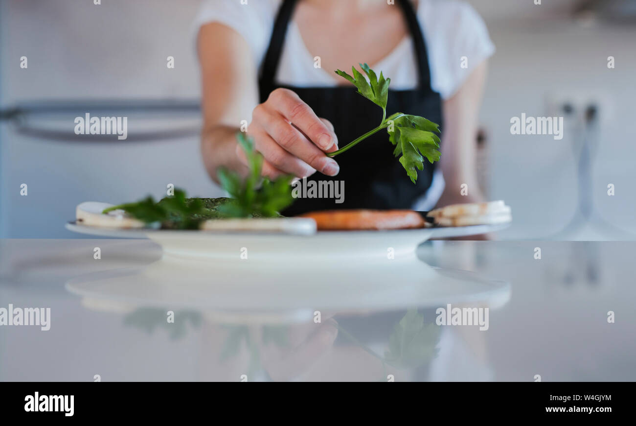 Die junge Frau Hand garnieren Platte mit vegetarischem Essen, close-up Stockfoto