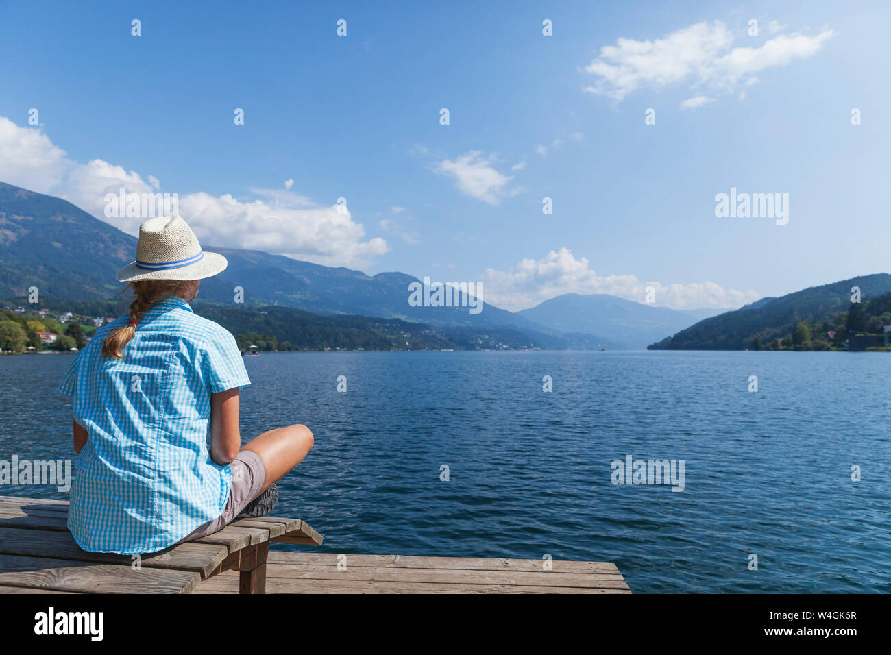 Frau ruhen auf Lakeshore, Seeboden, Millstätter See, Kärnten, Österreich Stockfoto