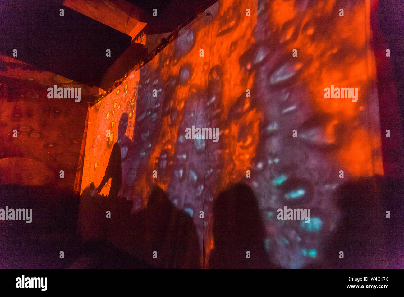 Psychedelic Party, Wirkungen von Licht maschine an einer Wand Stockfoto