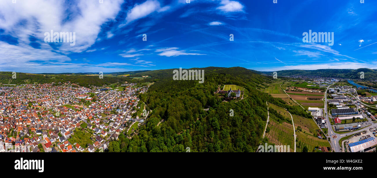 Panoramablick über Kleinheubach und Grossheubach mit Franziskanerkloster Engelberg, Bayern, Deutschland Stockfoto