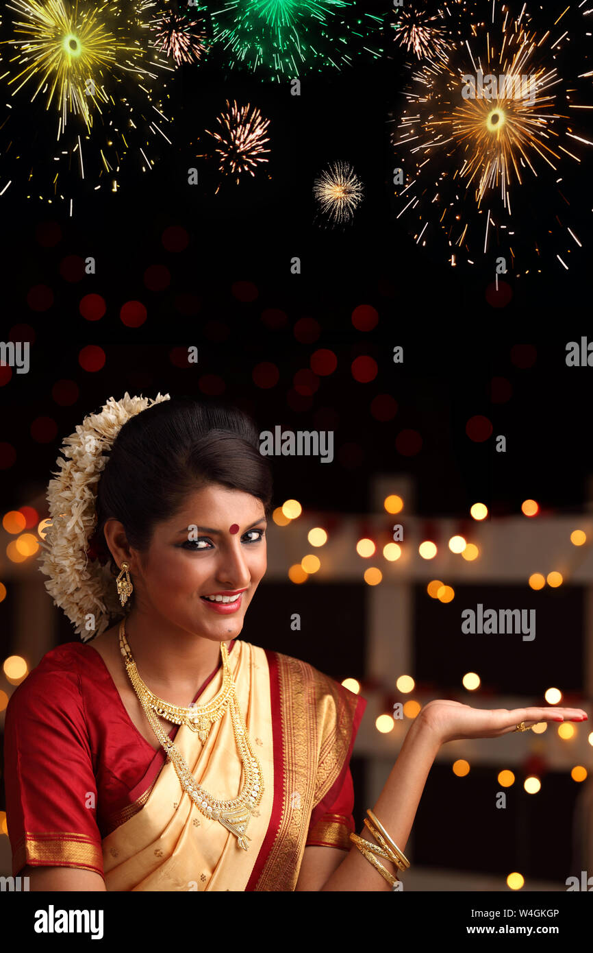 Frau, die das Diwali-Fest feiert Stockfoto