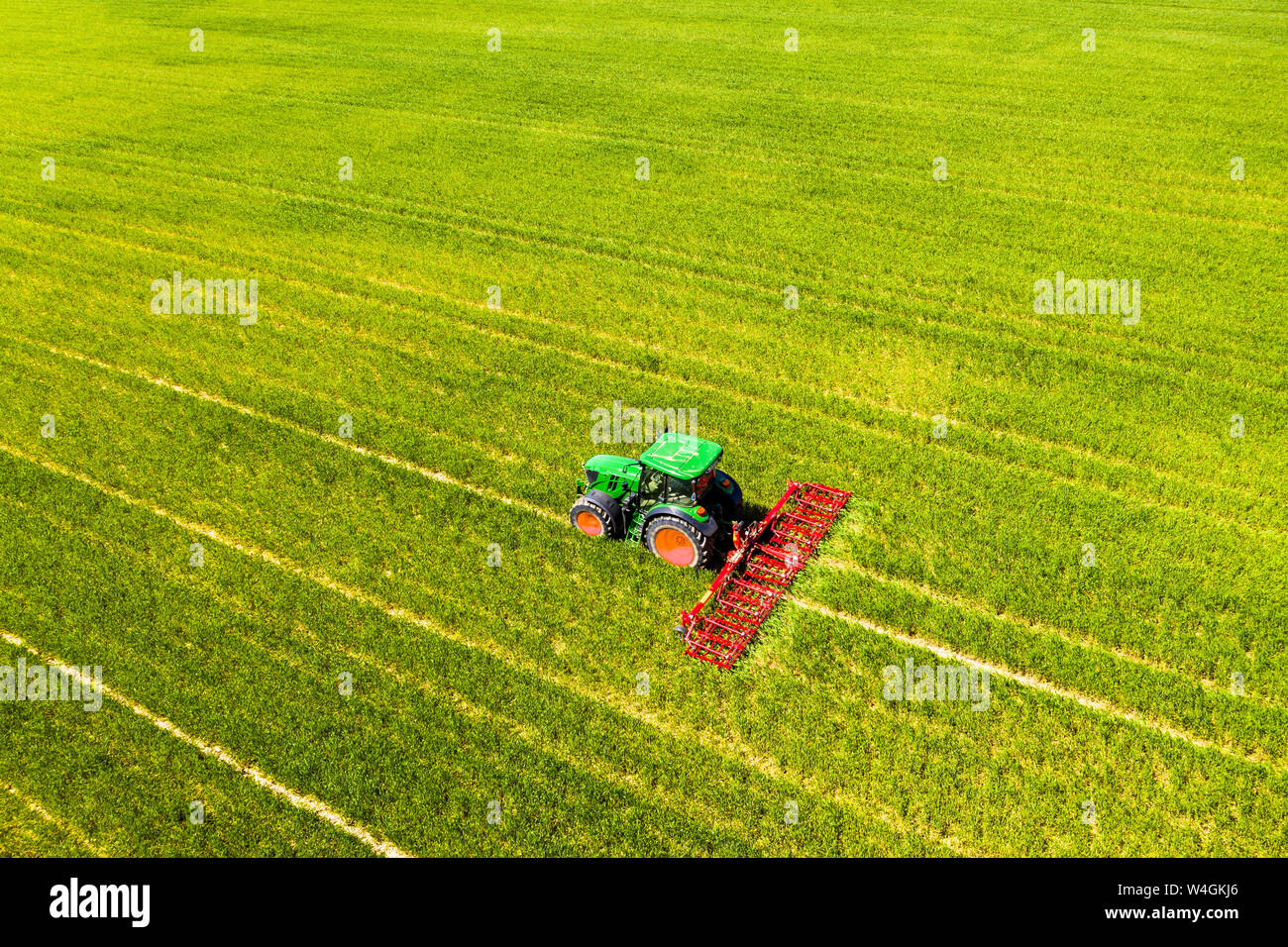 Luftaufnahme des Traktors auf Feld, Boden lockern, Hochtaunuskreis, Hessen, Deutschland Stockfoto