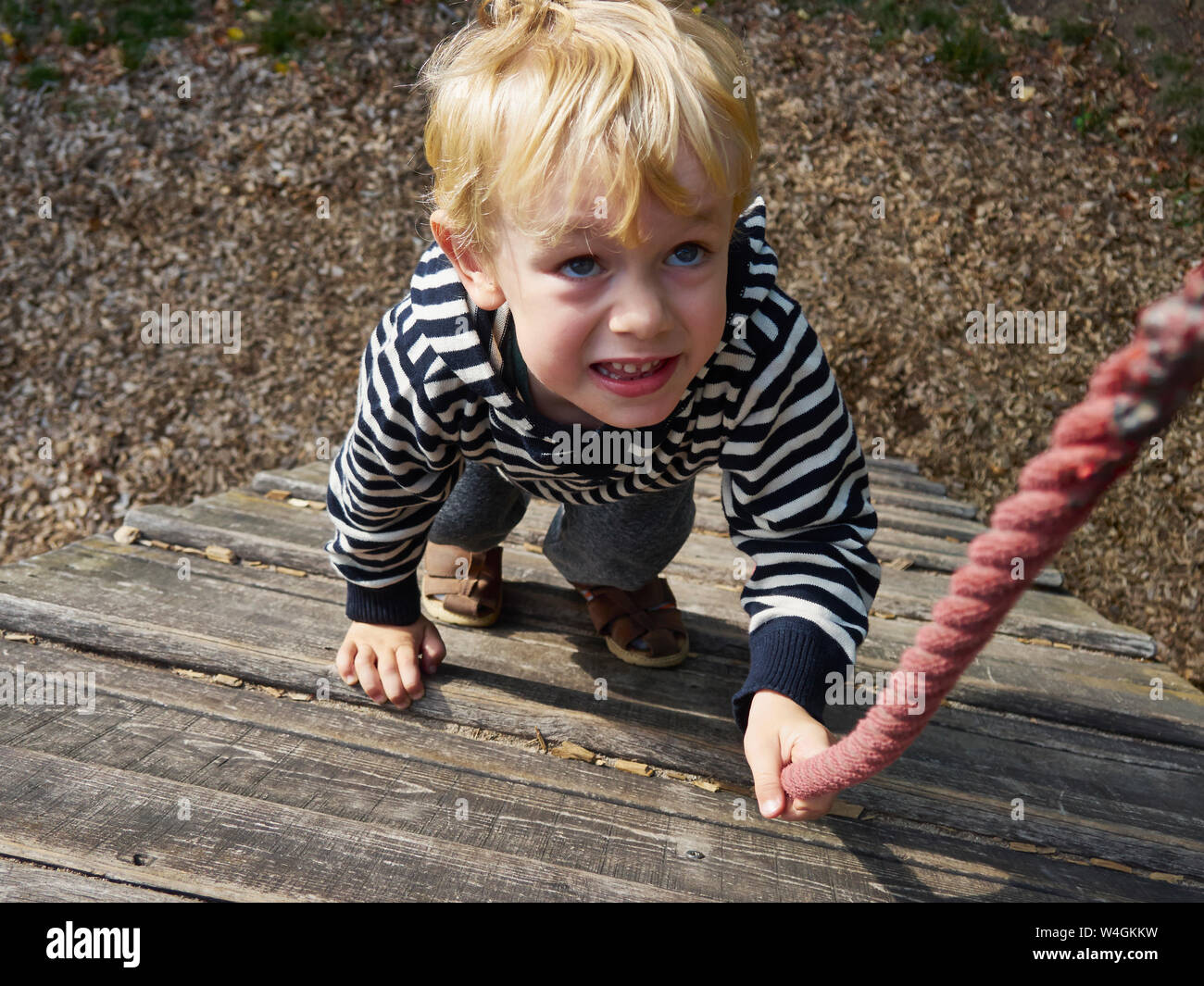 Porträt der kleine Junge auf einem Klettergerüst Stockfoto