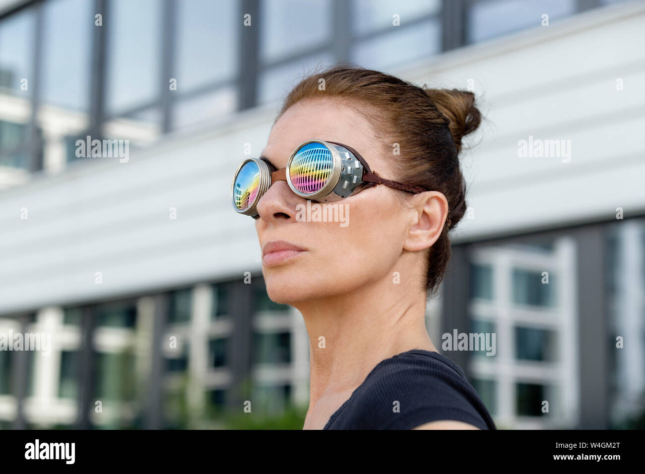 Reife Frau Schweißer-Schutzbrille tragen vor einem Bürogebäude Stockfoto