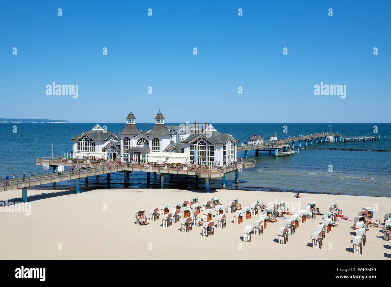 Deutschland, Mecklenburg-Vorpommern, Rügen, Ostsee, Blick auf die Seebrücke am Strand Stockfoto