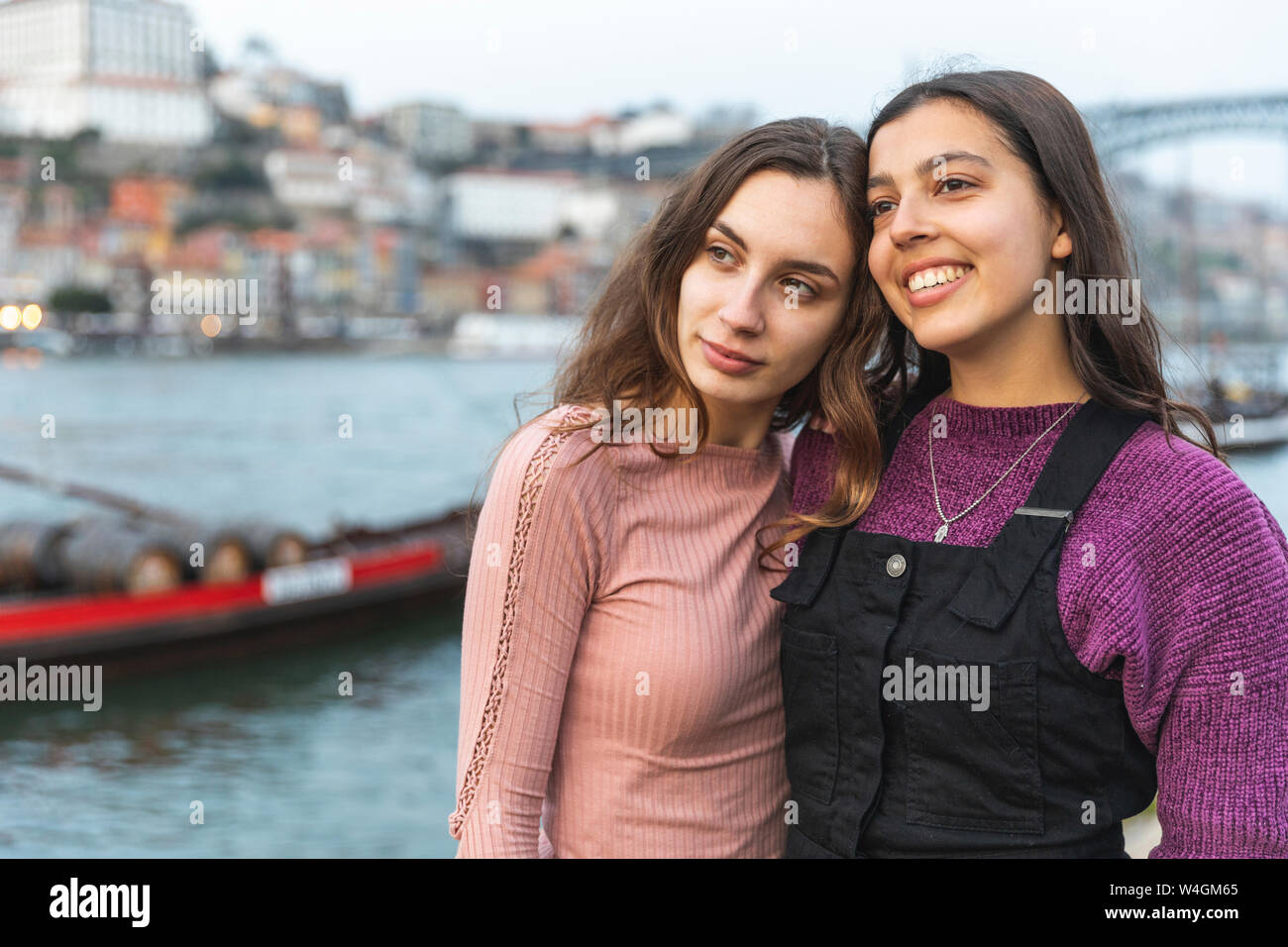 Porträt von zwei jungen Frauen Kopf an Kopf auf der Suche nach Abstand, Porto, Portugal Stockfoto