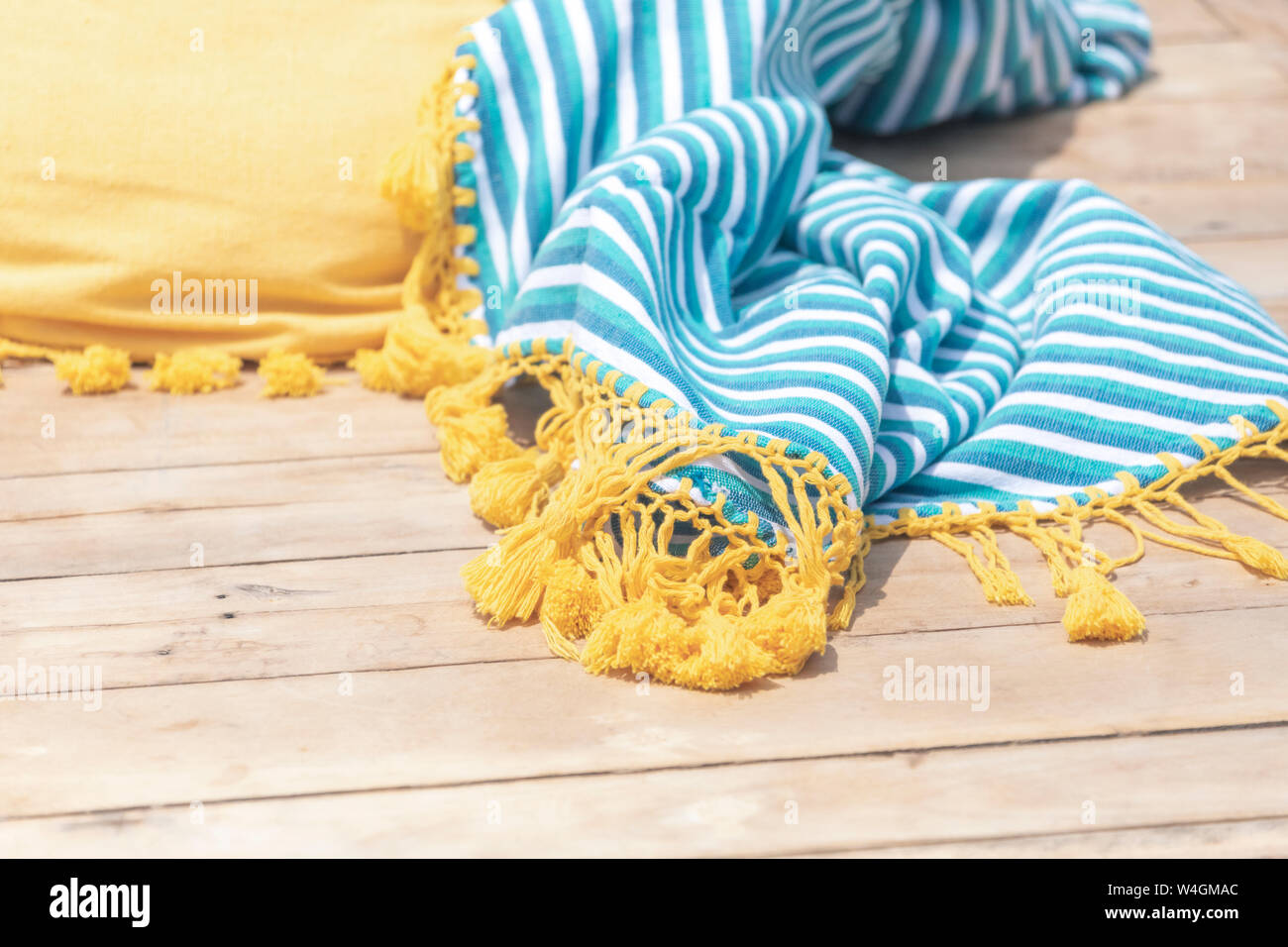 Eine traditionelle Kissen und Decke liegend Berufskranheiten auf einem Holzboden Stockfoto