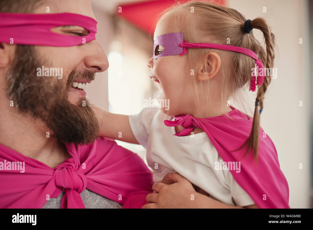 Vater und Tochter spielen Super Hero und superwoman Stockfoto