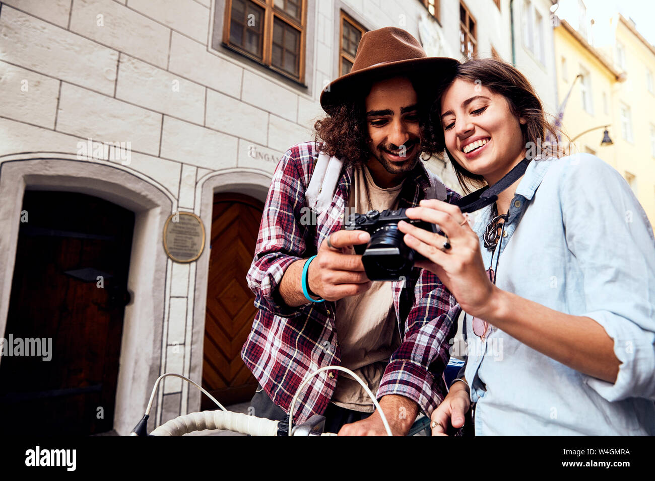 Junges Paar Kontrolle ein Foto Stockfoto