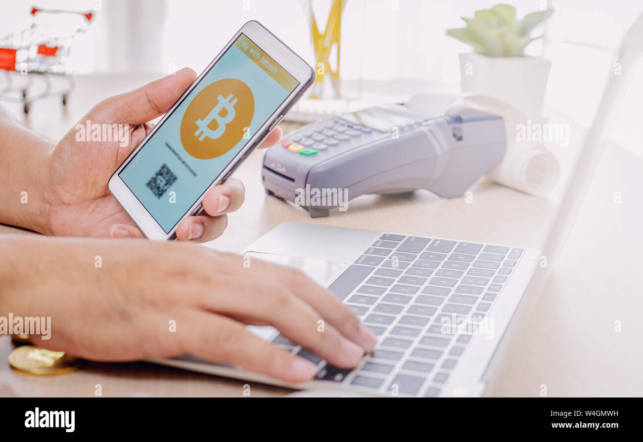Man verwendet werden smart phone Pay mit bitcoin Stockfoto