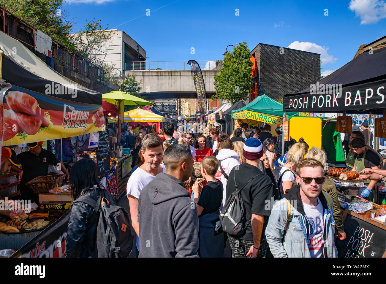 Imbissstände in der Brick Lane Markt am Sonntag in London, Vereinigtes Königreich Stockfoto