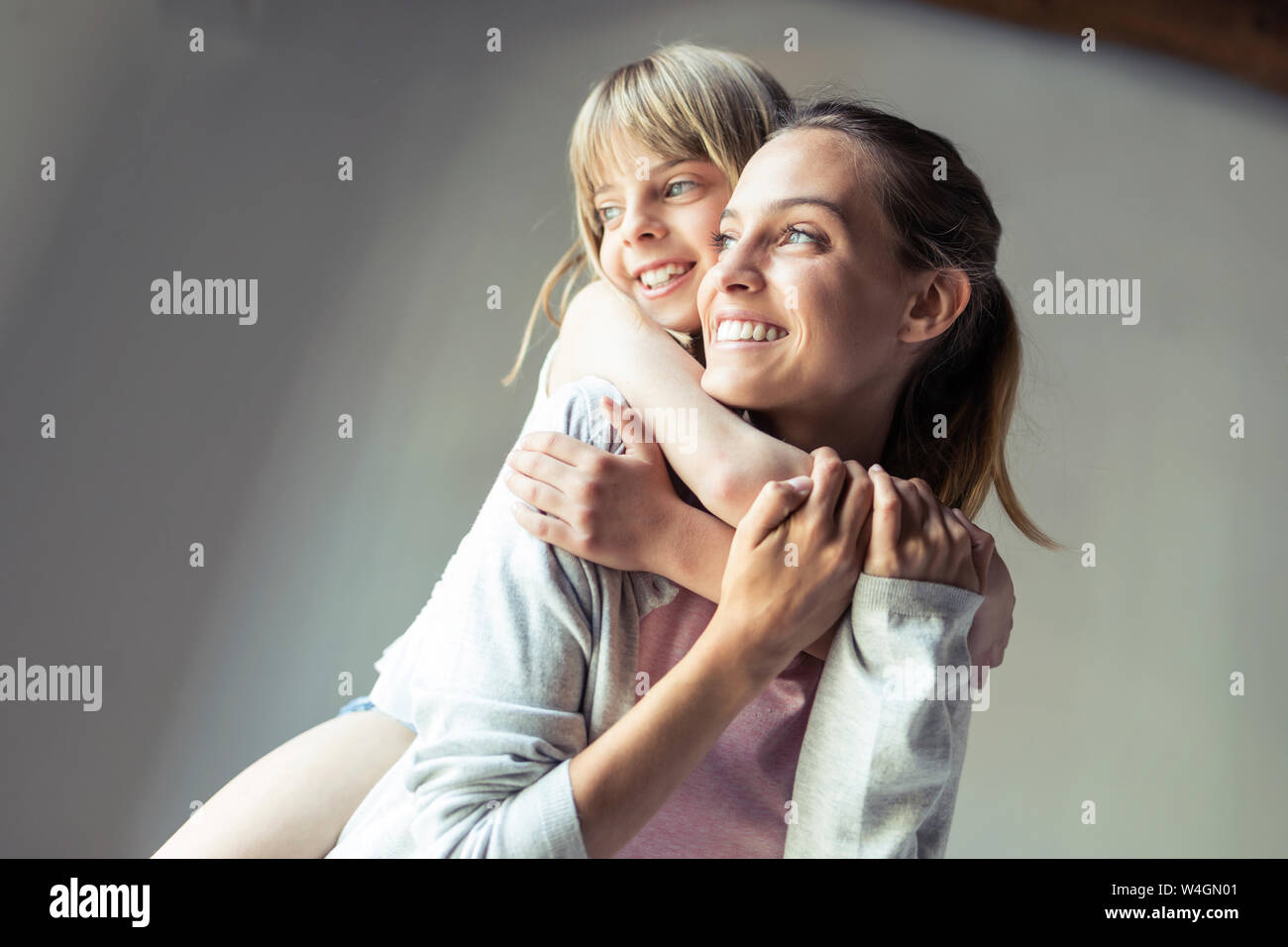 Mutter und Tochter spielen zu Hause, Huckepack Stockfoto