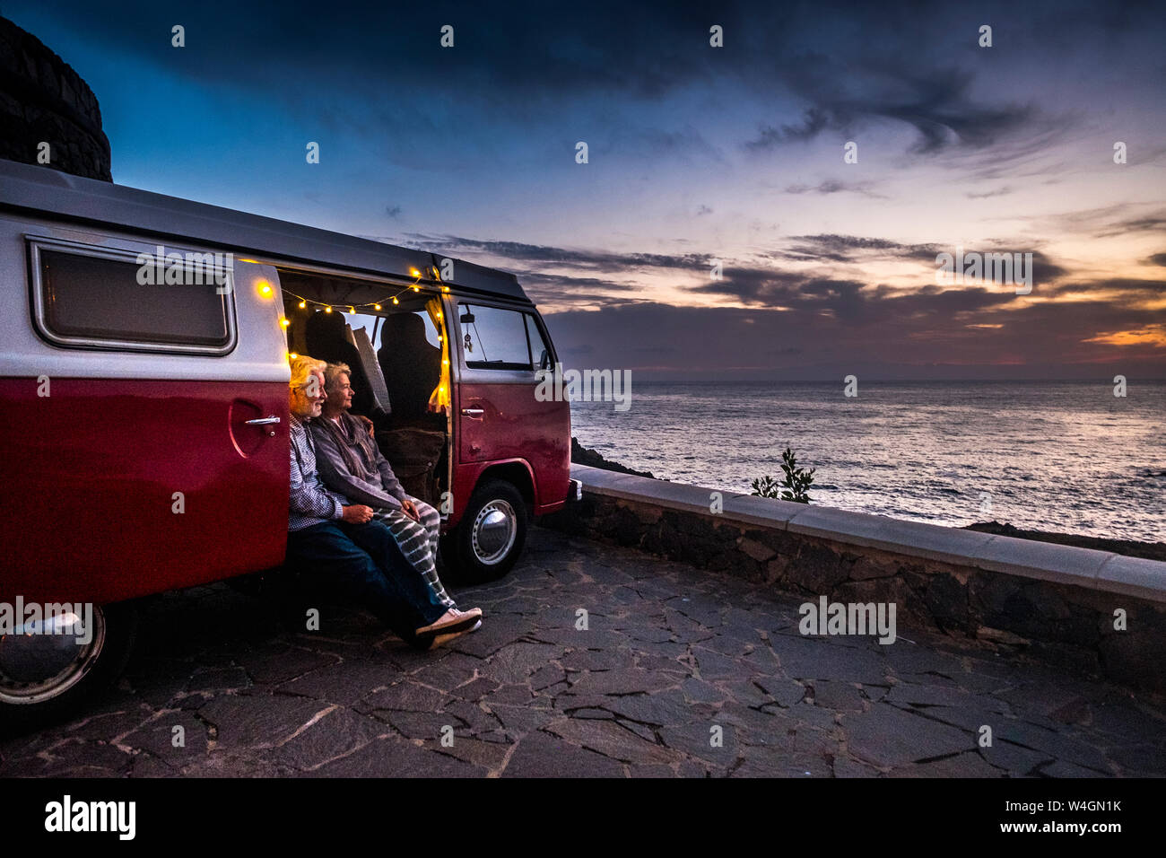 Senior Paar reist in einer Vintage van, Sonnenuntergang am Meer Stockfoto
