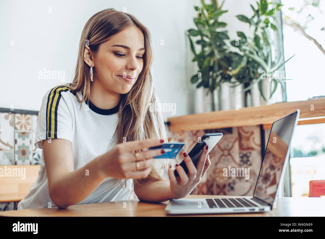 Junge Frau mit Kreditkarte und laptop Stockfoto