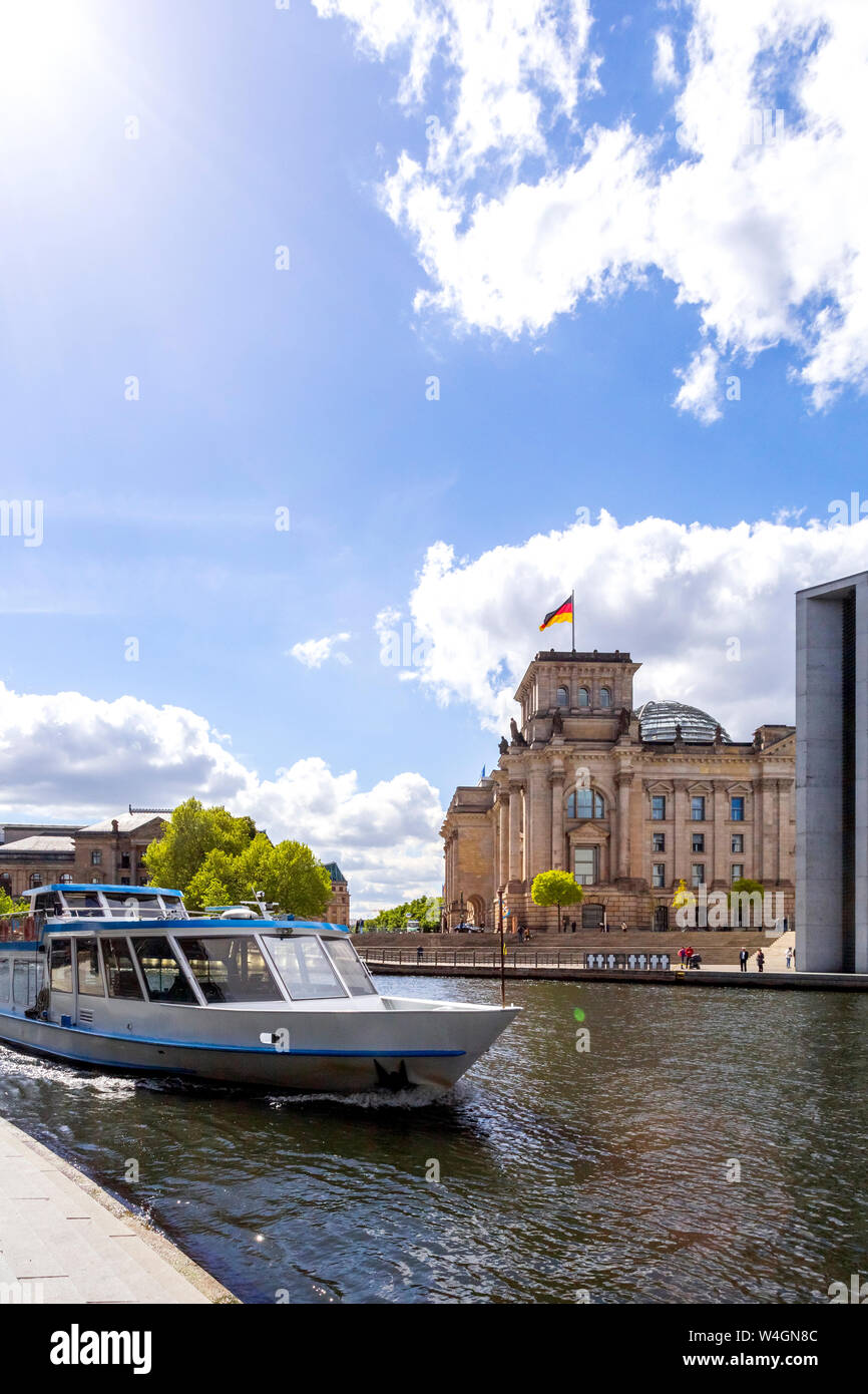 Blick auf Reichstag mit tourboat auf Spree im Vordergrund, Berlin, Deutschland Stockfoto