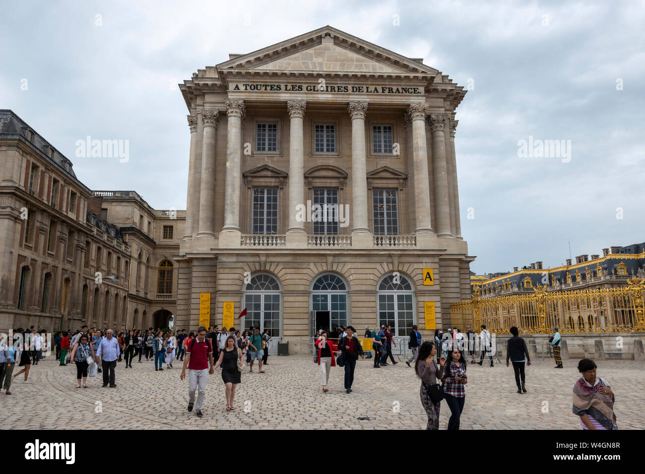 Besucher vor der Bavaria Pavillon, der Haupteingang zum Schloss von Versailles, Yvelines, Region Île-de-France Frankreich Stockfoto