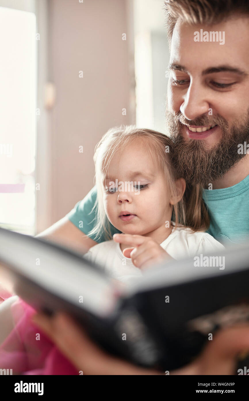 Vater und Tochter ein Buch zu lesen Stockfoto