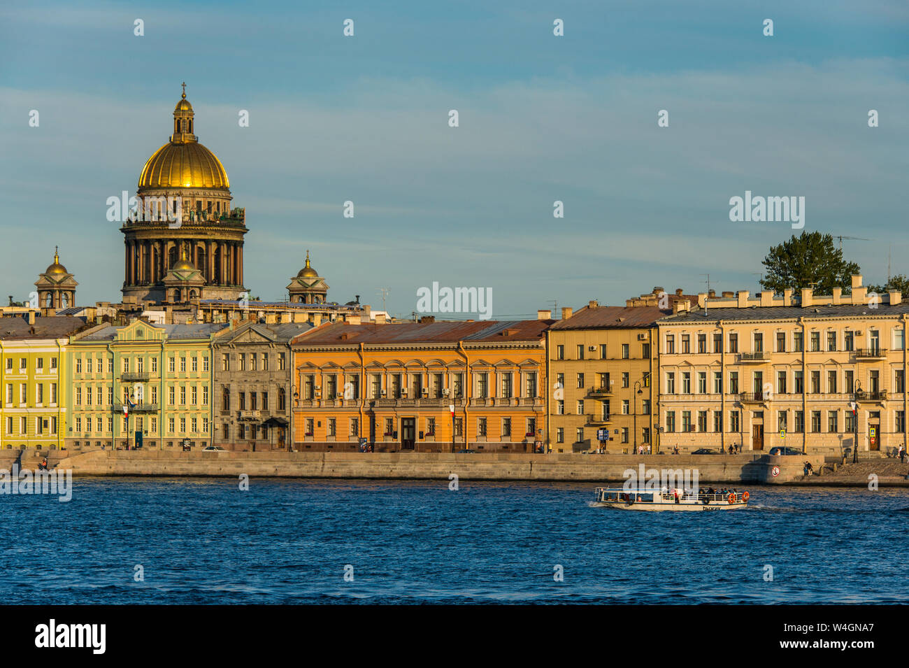 Stadtzentrum von St. Petersburg von der Newa bei Sonnenuntergang mit der St. Isaac Kathedrale, Russland Stockfoto