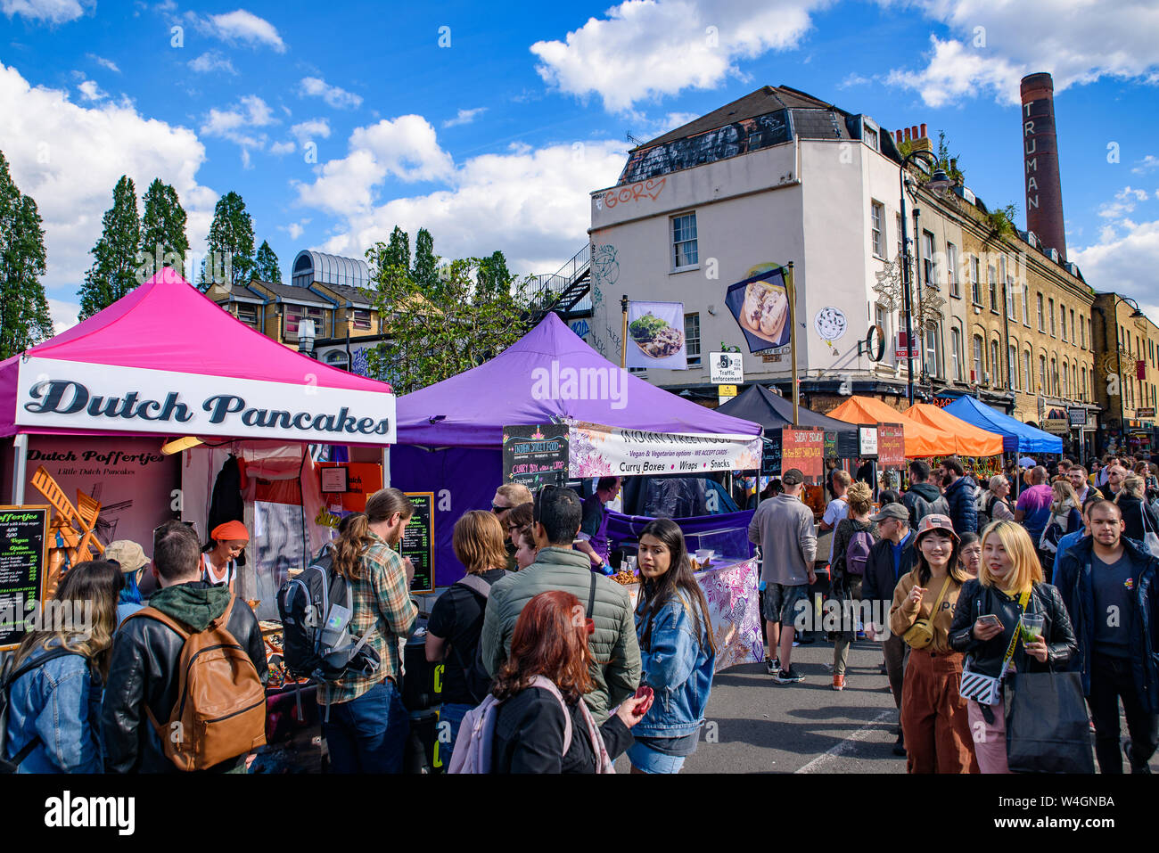 Imbissstände in der Brick Lane Markt am Sonntag in London, Vereinigtes Königreich Stockfoto