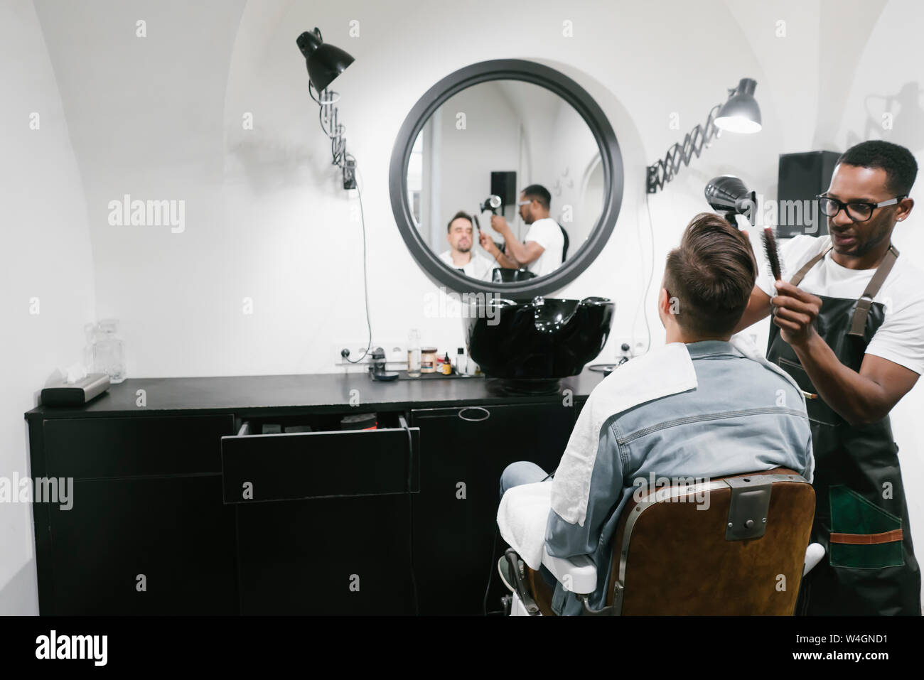 Friseur, Haar von einem Kunden in Friseur Stockfoto