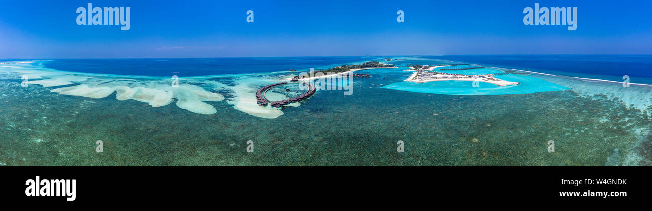 Luftaufnahme über Olhuveli mit Wasser Bungalow, Süd Male Atoll, Malediven Stockfoto