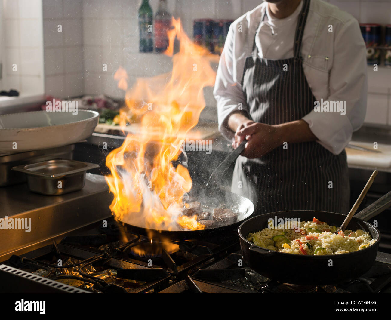 Wörter Mit Koch Am Anfang Koch pfanne feuer -Fotos und -Bildmaterial in hoher Auflösung – Alamy