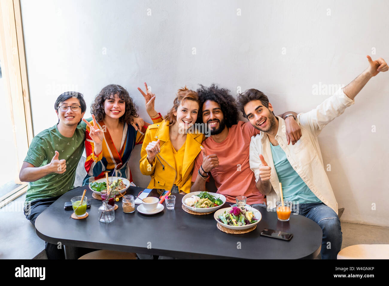 Portrait von glücklichen Gruppe von Freunden in einem Restaurant Stockfoto
