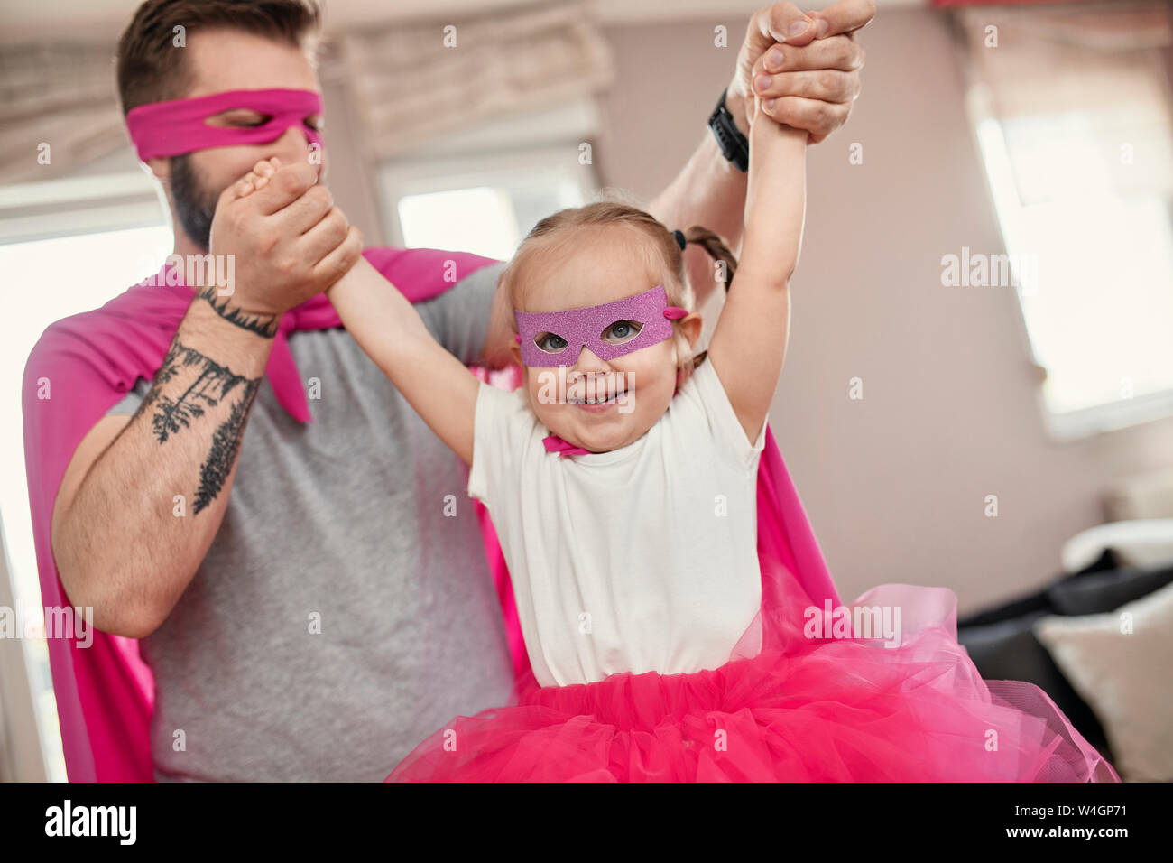 Vater und Tochter spielen Super Hero und superwoman Stockfoto