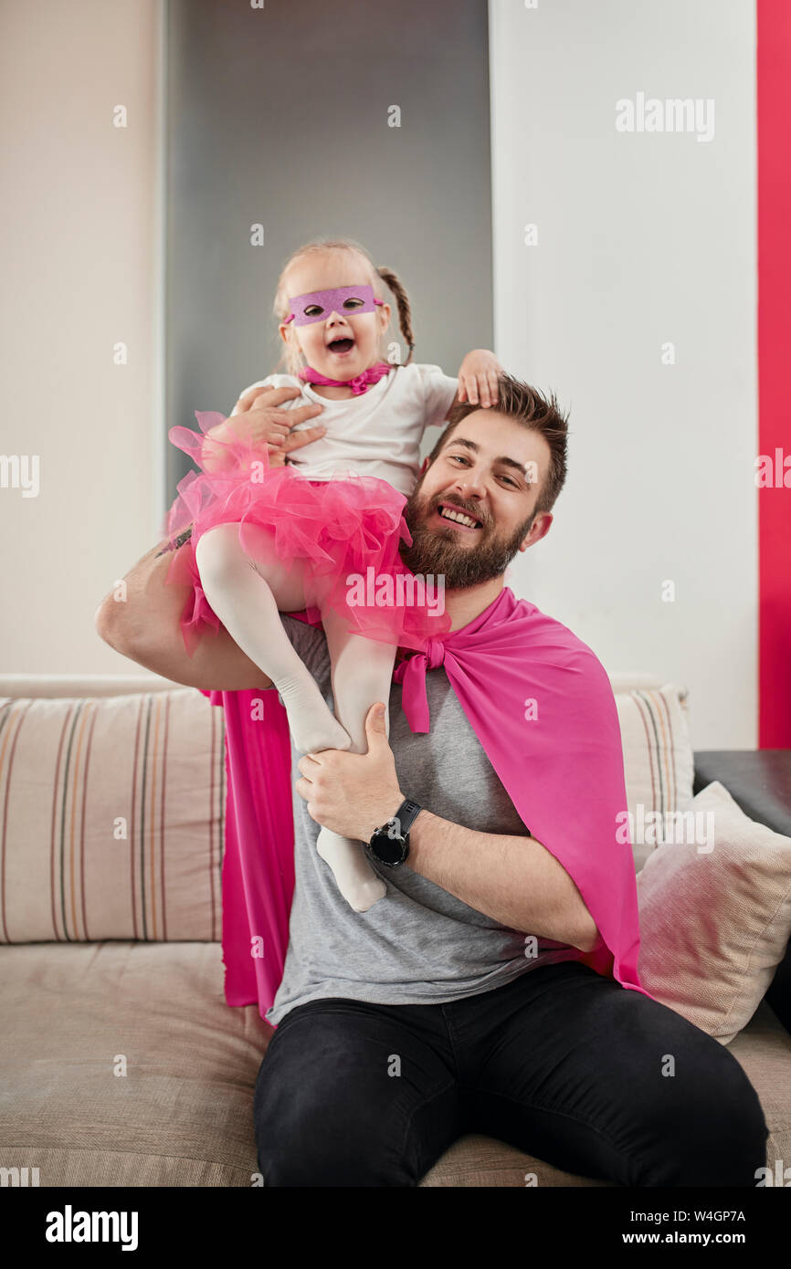 Vater und Tochter spielen Superhelden und superwoman Stockfoto