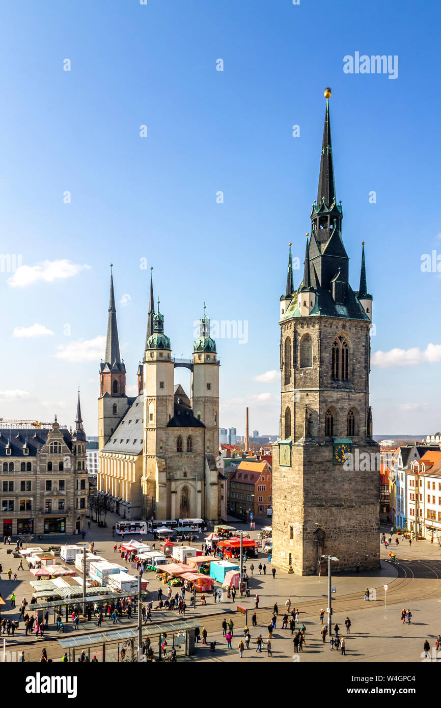 Blick auf Marktplatz mit Roten Turm und die Kirche, Halle, Deutschland Stockfoto