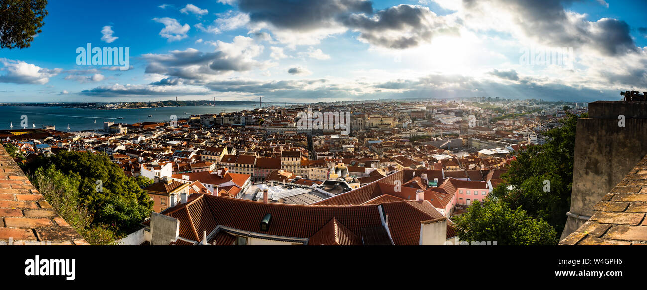 Panoramablick über die Stadt mit der Ponte 25 de Abril Tejo Miradouro da Nossa Senhora do Monte, Lissabon, Portugal Stockfoto