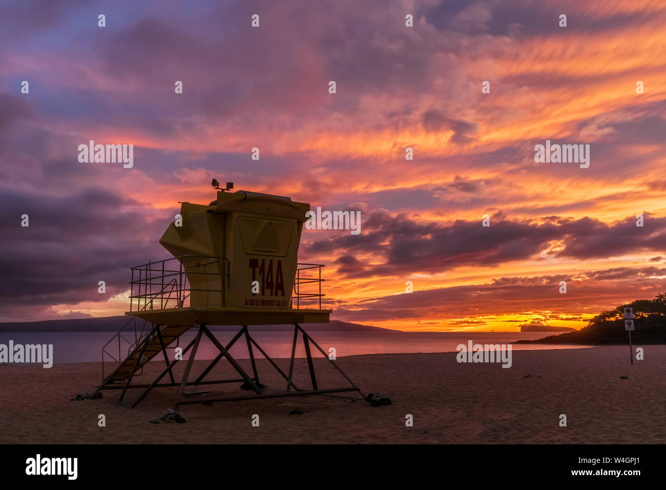 Die Rettungsschwimmer Kabine am grossen Strand bei Sonnenuntergang, Makena Beach State Park, Maui, Hawaii, USA Stockfoto