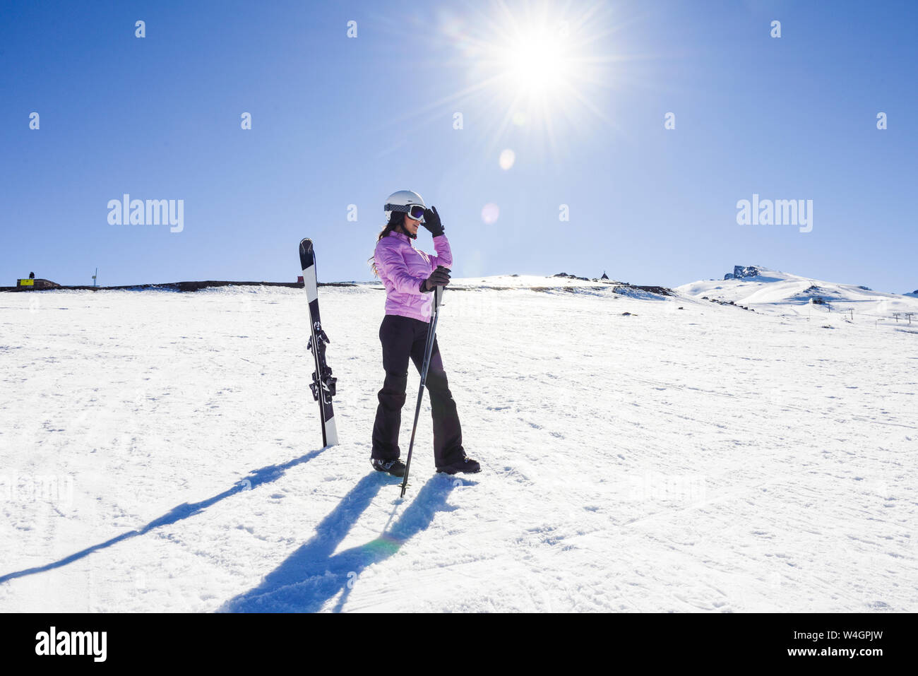 Frau mit Ski Kleidung fertig wird, die Sierra Nevada, Andalusien, Spanien zu Ski Stockfoto