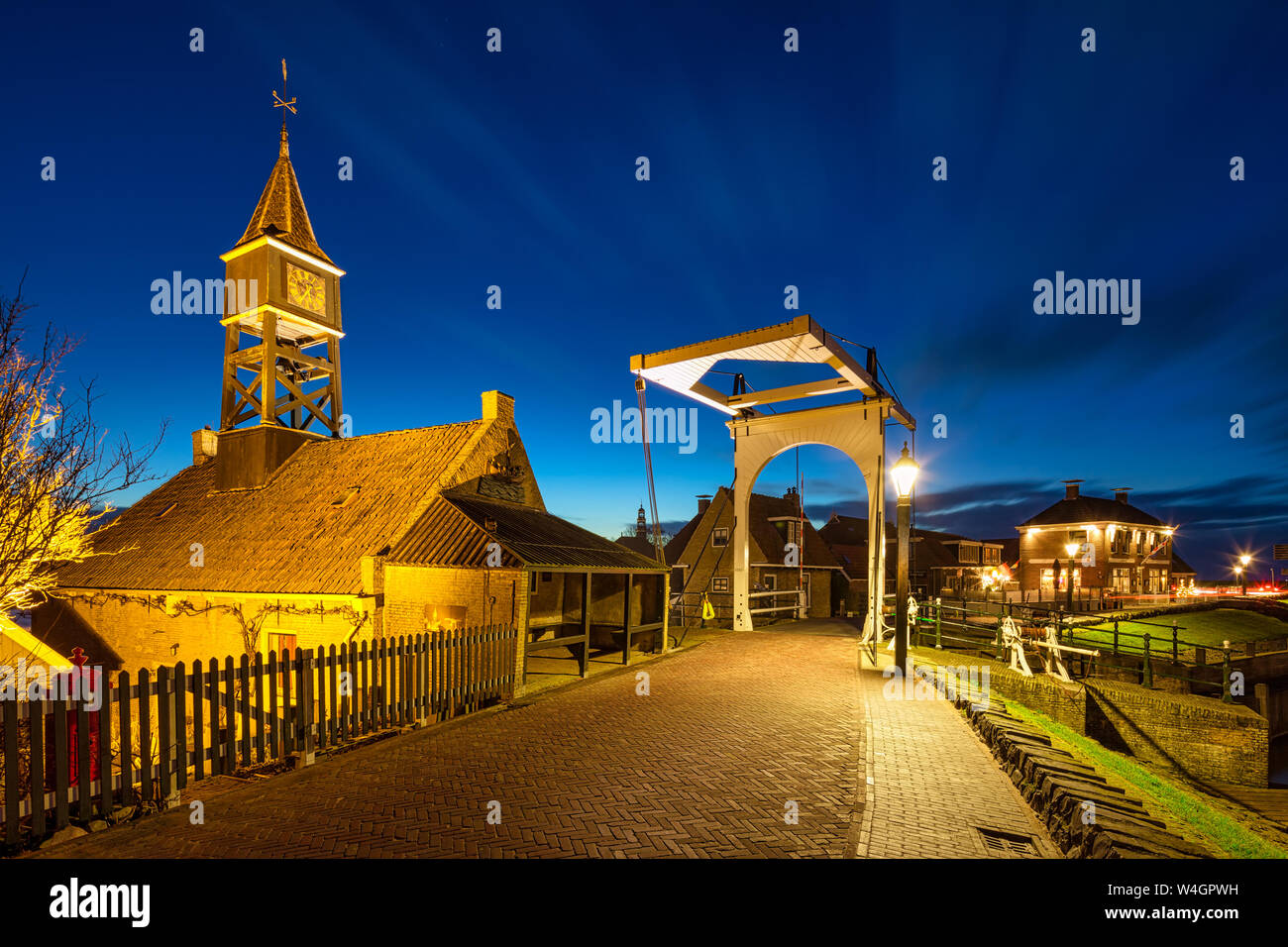 Eine historische Stadt und beliebtes Reiseziel in den Niederlanden am IJsselmeer mit alten Häusern und Kanäle - Heerenveen, Niederlande Stockfoto