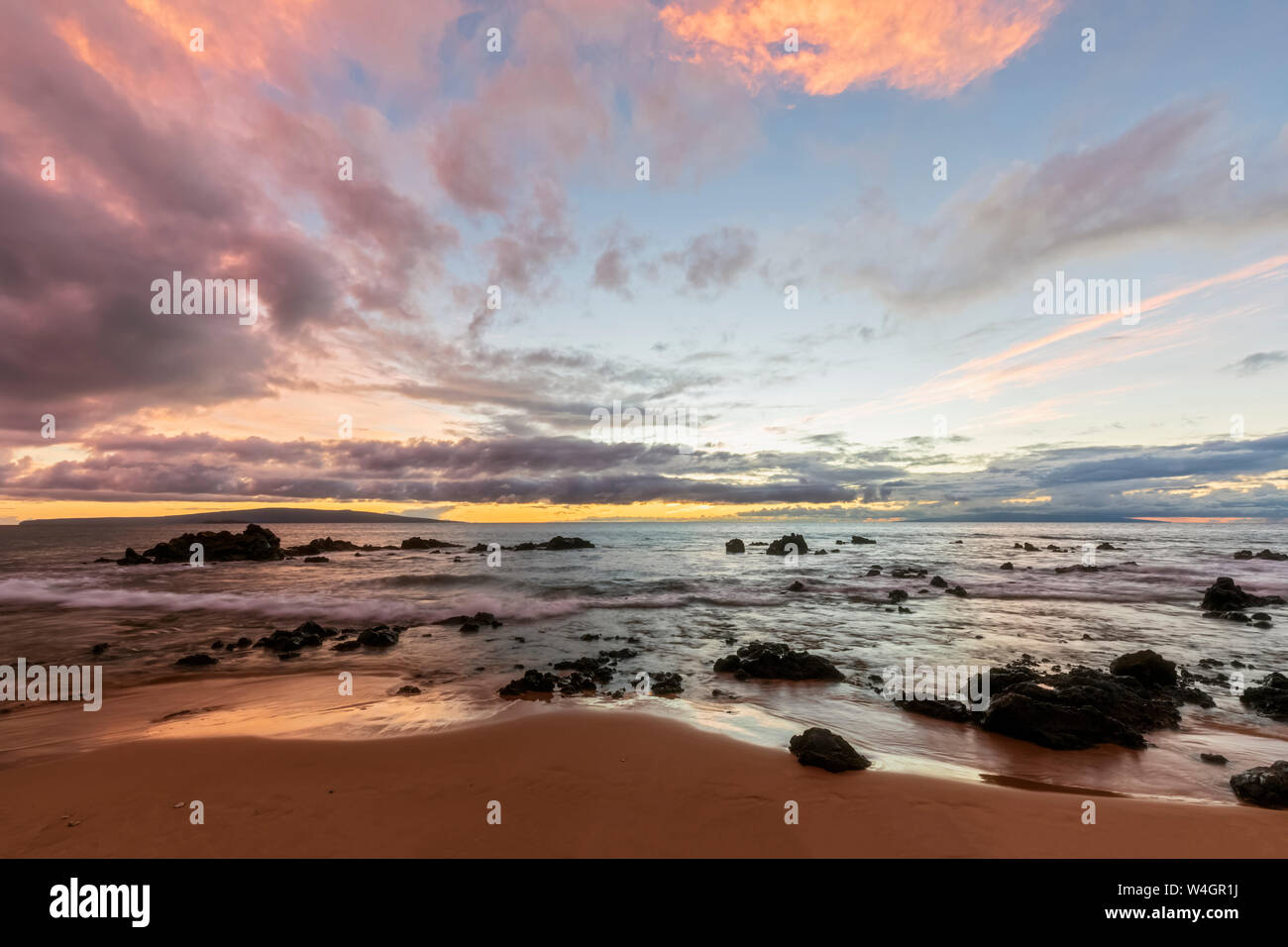 Keawakapu Beach bei Sonnenaufgang, Maui, Hawaii, USA Stockfoto