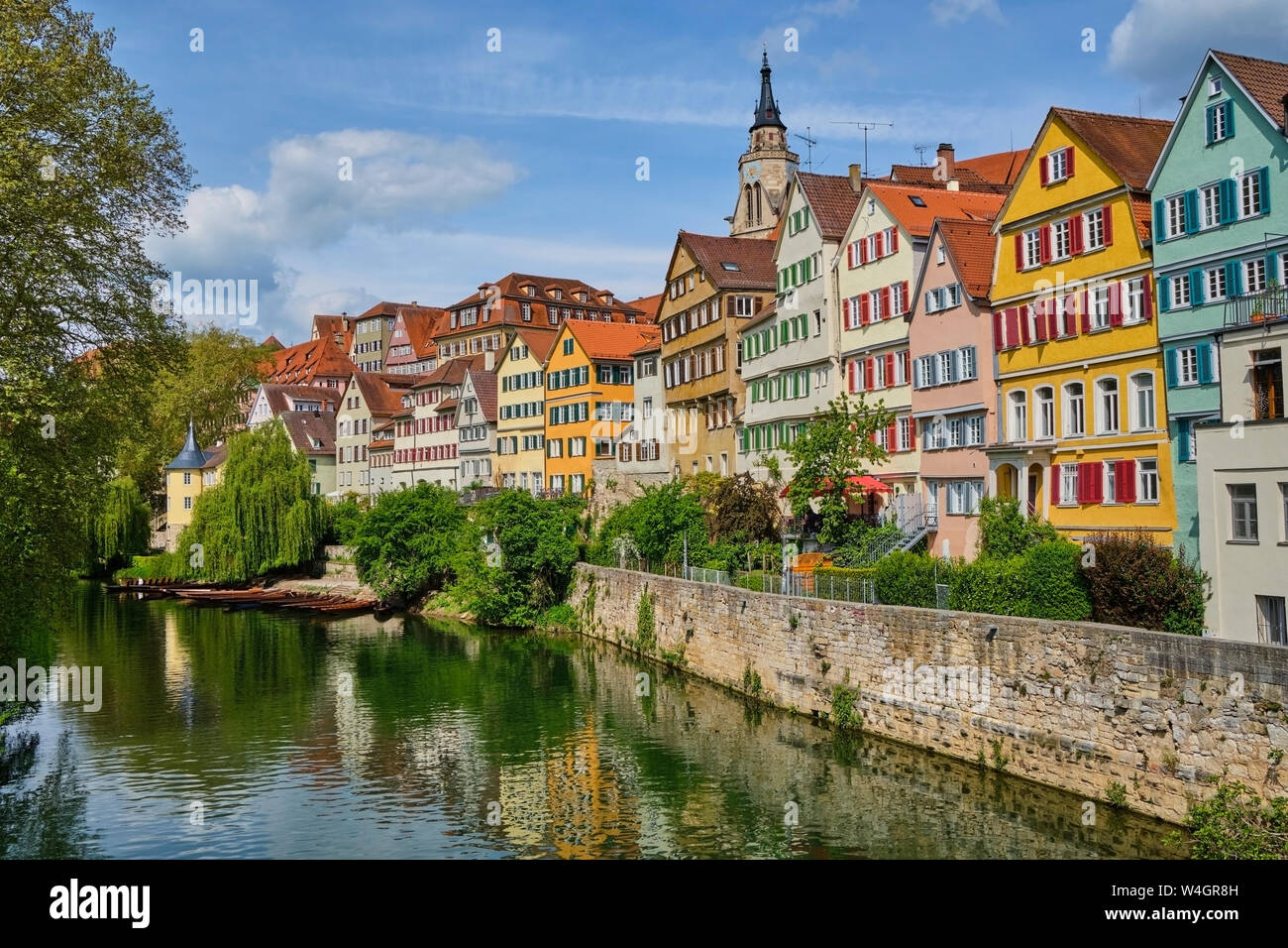 Häuser am Neckar und Hölderlin Tower, Tübingen, Baden-Württemberg, Deutschland Stockfoto